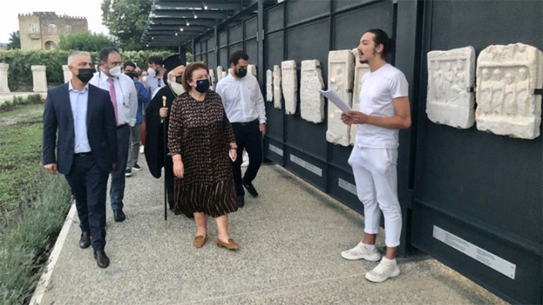 Η Λ. Μενδώνη εγκαινίασε την έκθεση «Ο Τοίχος της Μνήμης» στο Αρχαιολογικό Μουσείο Βέροιας