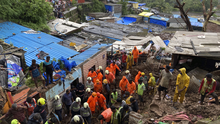 Ινδία: Τουλάχιστον 25 άνθρωποι έχασαν τη ζωή τους σε κατολισθήσεις στο Μουμπάι