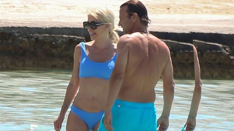 Ελένη Μενεγάκη – Μάκης Παντζόπουλος: Εκδρομή με το σκάφος για την ονομαστική εορτή της Μαρίνας