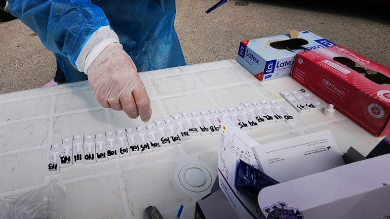 Πάρος: Έξι 18χρονοι θετικοί στον ιό έμειναν για ώρες χωρίς βοήθεια σε υπαίθριο πάρκινγκ