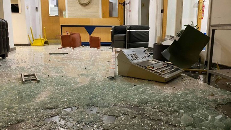 Κύπρος: Τα έκαναν γυαλιά-καρφιά στον τηλεοπτικό σταθμό Σίγμα – Διαμαρτύρονταν για τα μέτρα κατά της πανδημίας