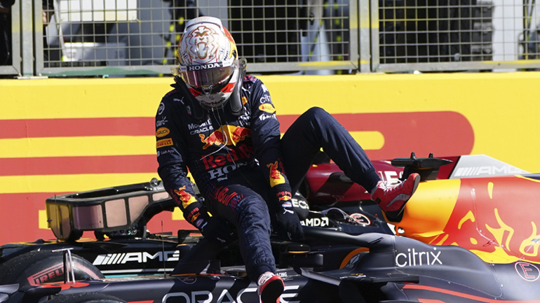 Εκτός αγώνα μετά από πρόσκρουση ο Max Verstappen στο Silverstone