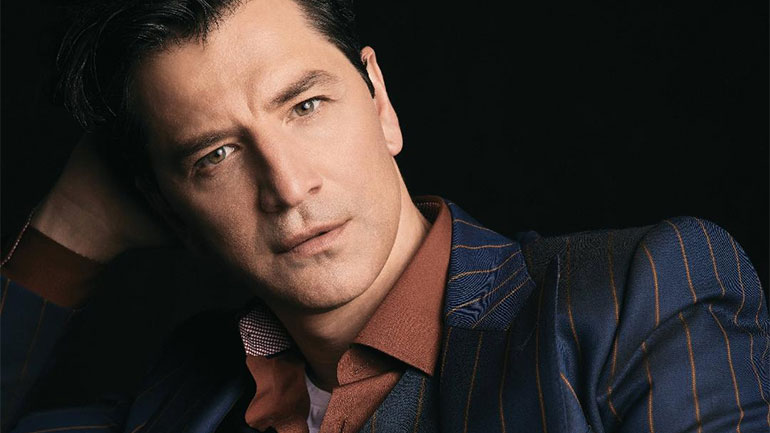 Σάκης Ρουβάς – Στο Νο1 των ελληνικών ραδιοφώνων με το «Πάρε Με Αγκαλιά»