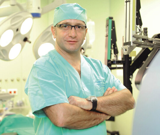 Βασίλης Πουλάκης, Χειρουργός Ουρολόγος–Ανδρολόγος, Αναπληρωτής Καθηγητής στο Πανεπιστήμιο της Φρανκφούρτης και Διευθυντής Ρομποτικού Ουρολογικού Κέντρου και Ουρολογικής Κλινικής στο Metropolitan Hospital