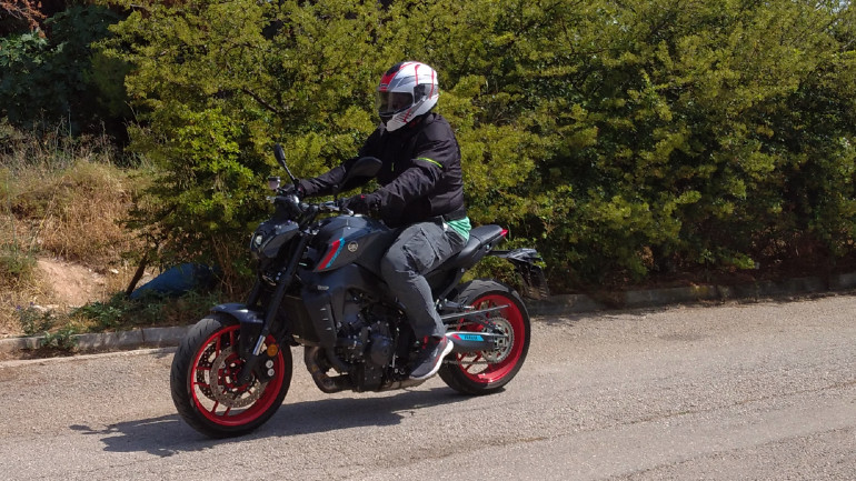 Όρθια θέση οδήγησης, πολύ άνετη, αλλά και ιδανική για "επίθεση" όταν το θελήσεις.