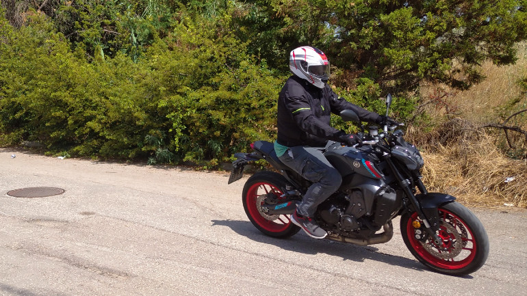 Στρίβει με τη σκέψη και σου ζωντανεύει όλες τις αισθήσεις στη διάρκεια της επιτάχυνσης και της επιβράδυνσης.