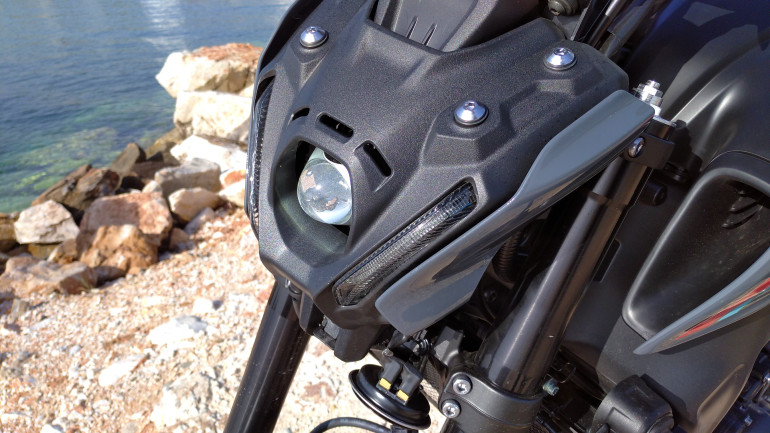 Ο LED προβολέας είναι ισχυρός, απλός και κάνει το MT-09 να ξεχωρίζει.