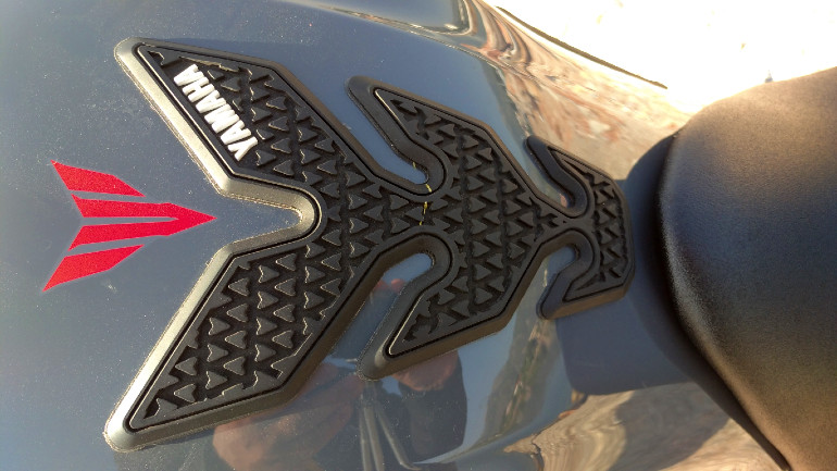 Τα προστατευτικά στο ρεζερβουάρ ανήκουν στα εξτρά αξεσουάρ της Yamaha.