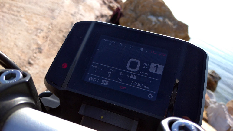 Από την TFT οθόνη 3,5 ιντσών μπορείς να επιλέξεις ανάμεσα σε 4 χάρτες οδήγησης.