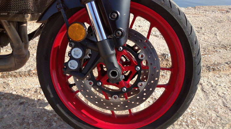 Τα φρένα είναι πανίσχυρα με άψογη αίσθηση στη μανέτα και νέα ακτινική τρόμπα.