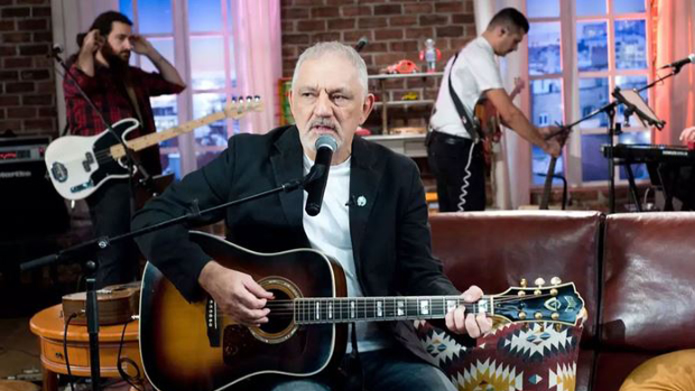 Ο Νίκος Πορτοκάλογλου έγινε για πρώτη φορά παππούς – Η φωτογραφία με το εγγονάκι του