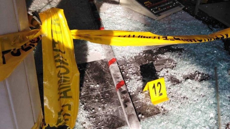 Κύπρος: Η στιγμή της εφόδου στο ΣΙΓΜΑ από κουκουλοφόρους αρνητές της πανδημίας