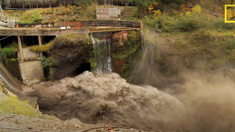 Κατεδάφιση φράγματος (timelapse)