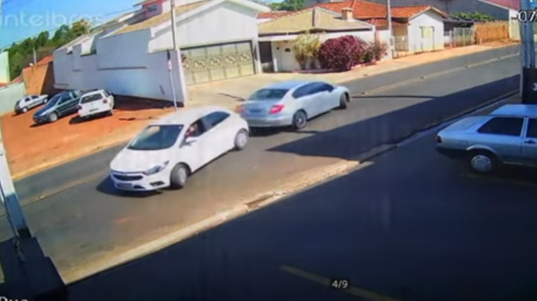 Δύο οδηγοί ξεπαρκάρουν ταυτόχρονα