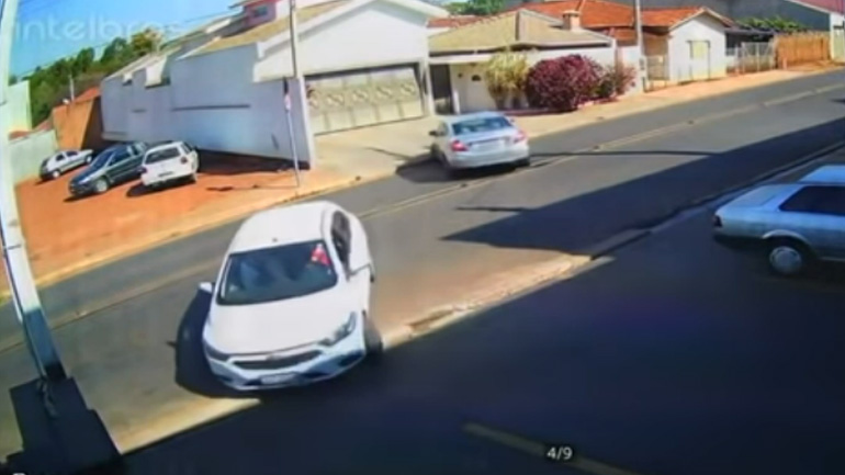 Τέτοιο τρακάρισμα δεν έχει ξαναγίνει! Τέτοιο τρακάρισμα δεν έχει ξαναγίνει!