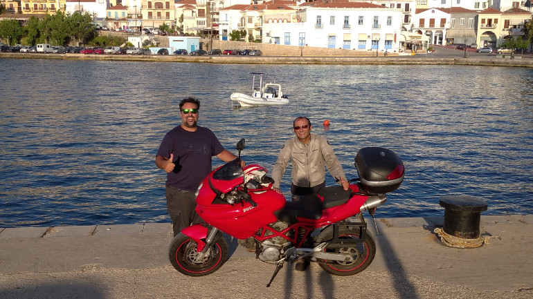 Στο λιμάνι της Πύλου, καθώς ο Νίκος έχει μετακομίσει εδώ και πέντε χρόνια στη Μεσσηνία.