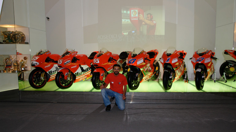 Στο Μουσείο της Ducati στην Μπολόνια μπροστά από τις Desmosedici MotoGP.