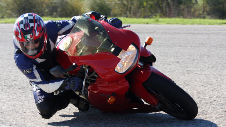 Στις Σέρρες, γόνατα κάτω, με το Ducati SS1000 του.