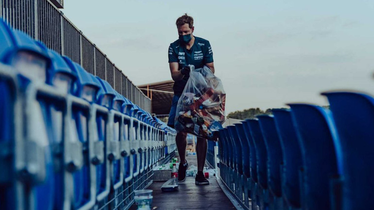 Ο Vettel ανέβηκε στις εξέδρες και μάζεψε τα σκουπίδια