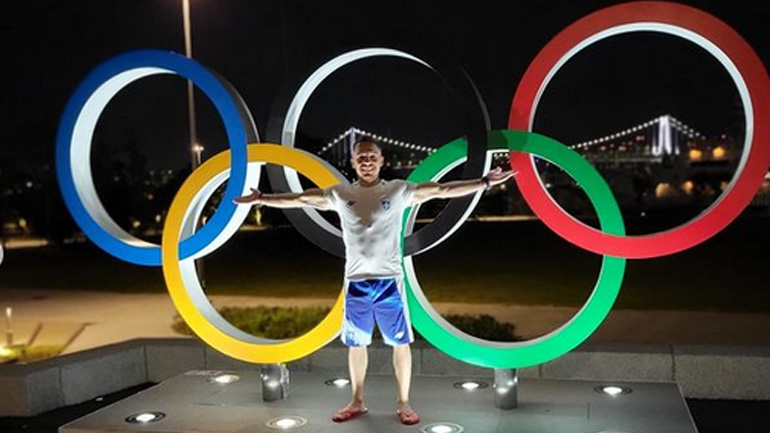 Ποζάρει στους Ολυμπιακούς κύκλους ο Λευτέρης Πετρούνιας