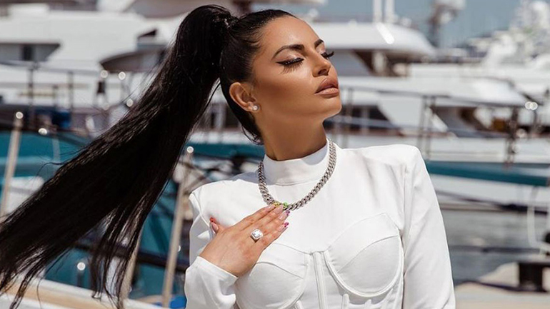 Παντρεύεται η Δήμητρα Αλεξανδράκη – Δείτε το εντυπωσιακό μονόπετρο