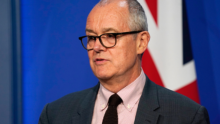 Βρετανία: Αλαλούμ με τις δηλώσεις του επιστημονικού συμβούλου της κυβέρνησης για την αποτελεσματικότητα των εμβολίων