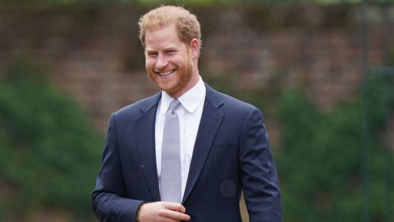 O πρίγκιπας Harry γράφει βιβλίο για τη ζωή του στο Παλάτι O πρίγκιπας Harry γράφει βιβλίο για τη ζωή του στο Παλάτι