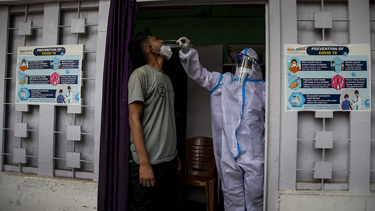 Ινδία: Περισσότερα από 30.000 νέα περιστατικά Covid-19 μέσα σε 24 ώρες