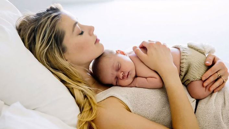 Η εξομολόγηση της Amber Heard: «Είμαι η μαμά και ο μπαμπάς για την κόρη μου»