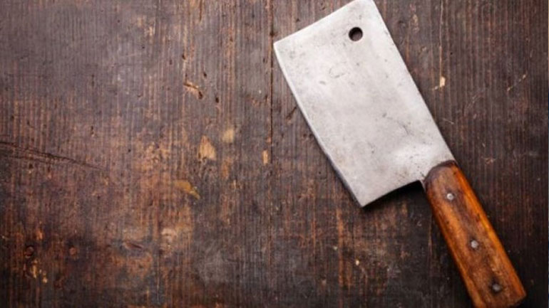 Άρπαξε τον μπαλτά και άρχισε να απειλεί τη γυναίκα και την κόρη του