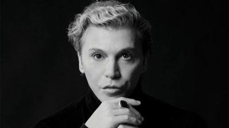 Ο Τάκης Ζαχαράτος υπογράφει το πρώτο του βιβλίο στον Ιανό της Αθήνας