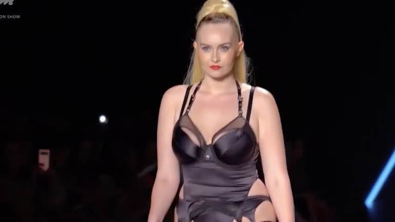 Mοντέλο πέφτει δύο φορές σε επίδειξη μόδας