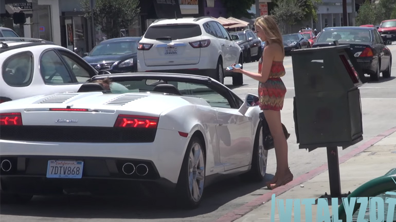 Πώς να ρίξετε μια γυναίκα χωρίς να πείτε λέξη;