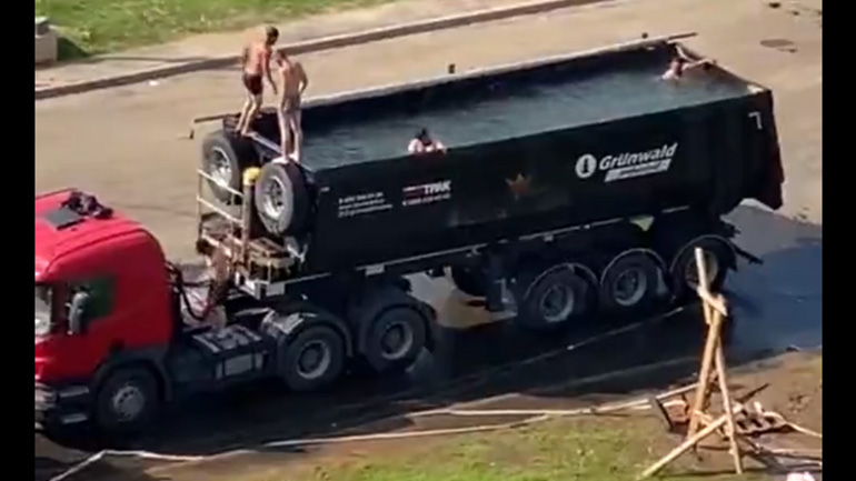 Πάρτι στην πισίνα Πάρτι στην πισίνα