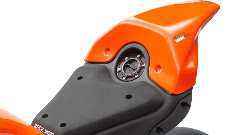 Η τάπα του ρεζερβουάρ βρίσκεται στο πίσω μέρος της σέλας.