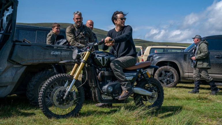 Η Triumph μπαίνει στο… χώμα με τη βοήθεια δύο θρυλικών αναβατών