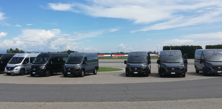 Τα Ducato μας περιμένουν στην πίστα για ένα γρήγορο test drive.