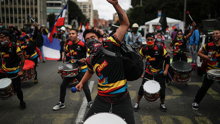 Κρίση στην Κολομβία: Χιλιάδες διαδηλωτές βγήκαν στους δρόμους ενάντια στην κυβέρνηση