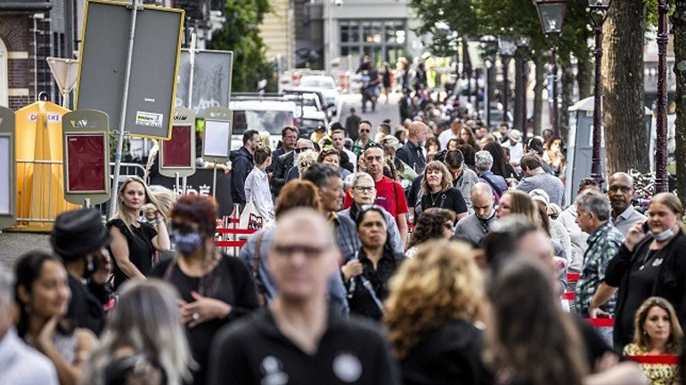 Ολλανδία: Οι πολίτες αποτίουν φόρο τιμής στον δημοσιογράφο που δολοφονήθηκε στο Άμστερνταμ