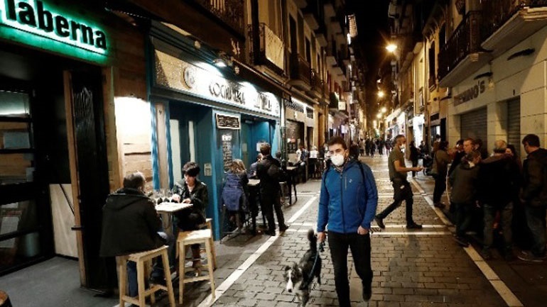 Παρατάθηκε η απαγόρευση της κυκλοφορίας στη Βαρκελώνη και σε μεγάλο μέρος της Καταλονίας