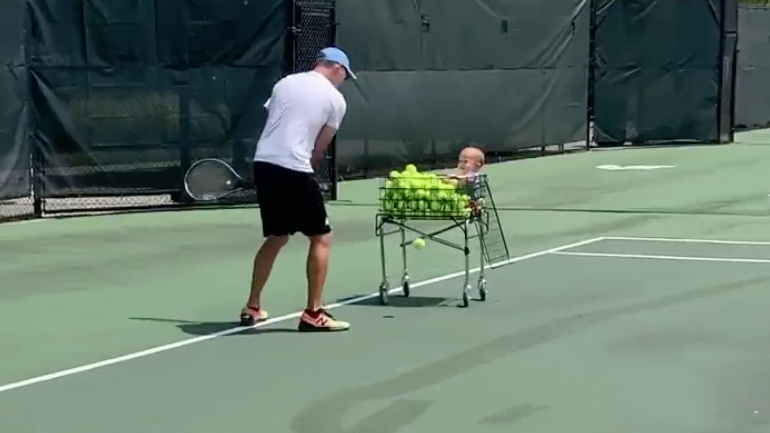 Mωρό συμμετέχει στην προπόνηση του μπαμπά του