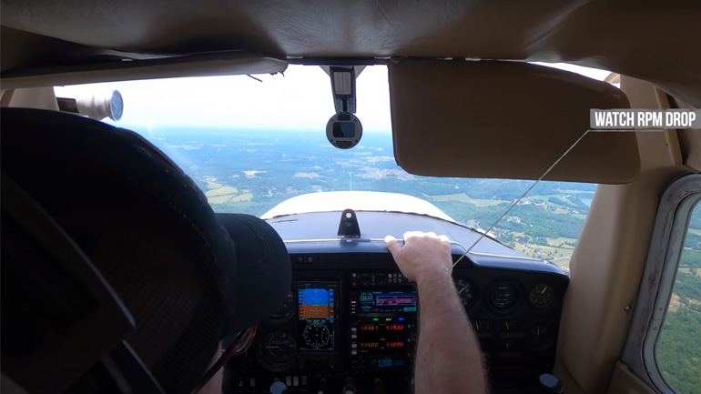 Πιλότος κάνει αναγκαστική προσγείωση