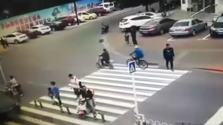 Μοτοσικλετιστής εναντίον πινακίδας