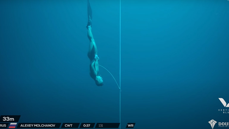 Freediver σπάει το παγκόσμιο ρεκόρ στα 131 μέτρα