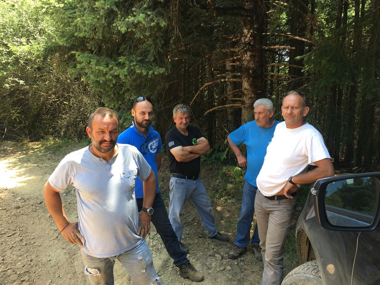 Τα συνεργεία με τα μηχανήματα σταμάτησαν τις εργασίες για μια αναμηνστική φωτογραφία για τη Zougla