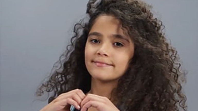 Η κόρη της Μαράια Κάρεϊ, έγινε μοντέλο σε καμπάνια και μιλά για τη μαμά της