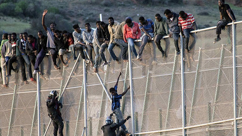 Ισπανία: Περισσότεροι από 200 μετανάστες κατάφεραν να μπουν στον θύλακα της Μελίγια