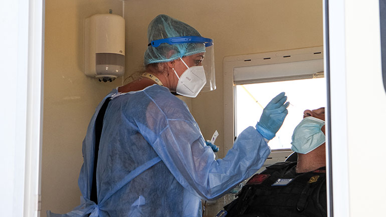 Εισήγηση από τους λοιμωξιολόγους για δύο τεστ την εβδομάδα για τους ανεμβολίαστους εργαζόμενους στον τουρισμό Εισήγηση από τους λοιμωξιολόγους για δύο τεστ την εβδομάδα για τους ανεμβολίαστους εργαζόμενους στον τουρισμό