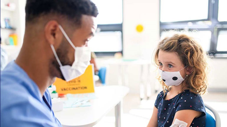 SARS-CoV-2: Τι λένε οι ειδικοί για τον εμβολιασμό των παιδιών
