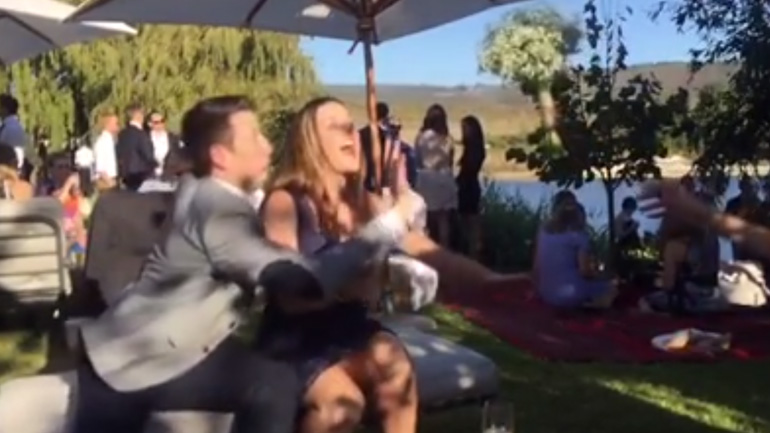 Ανύπαντρη προσπαθεί να πιάσει τη νυφική ανθοδέσμη